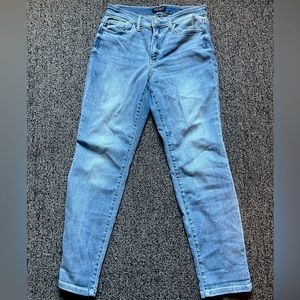 Never worn, light blue wash, size5/27, high waisted!